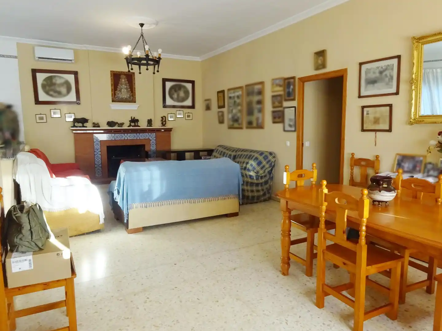 Living room of Houses for sale in Sanlúcar la Mayor  with Air Conditioner, Private garden and Storage room