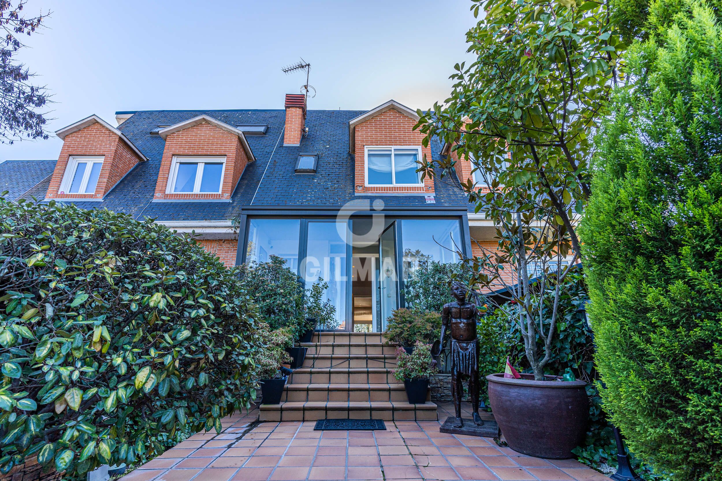 Exterior view of Single-family semi-detached for sale in Pozuelo de Alarcón  with Heating, Private garden and Swimming Pool