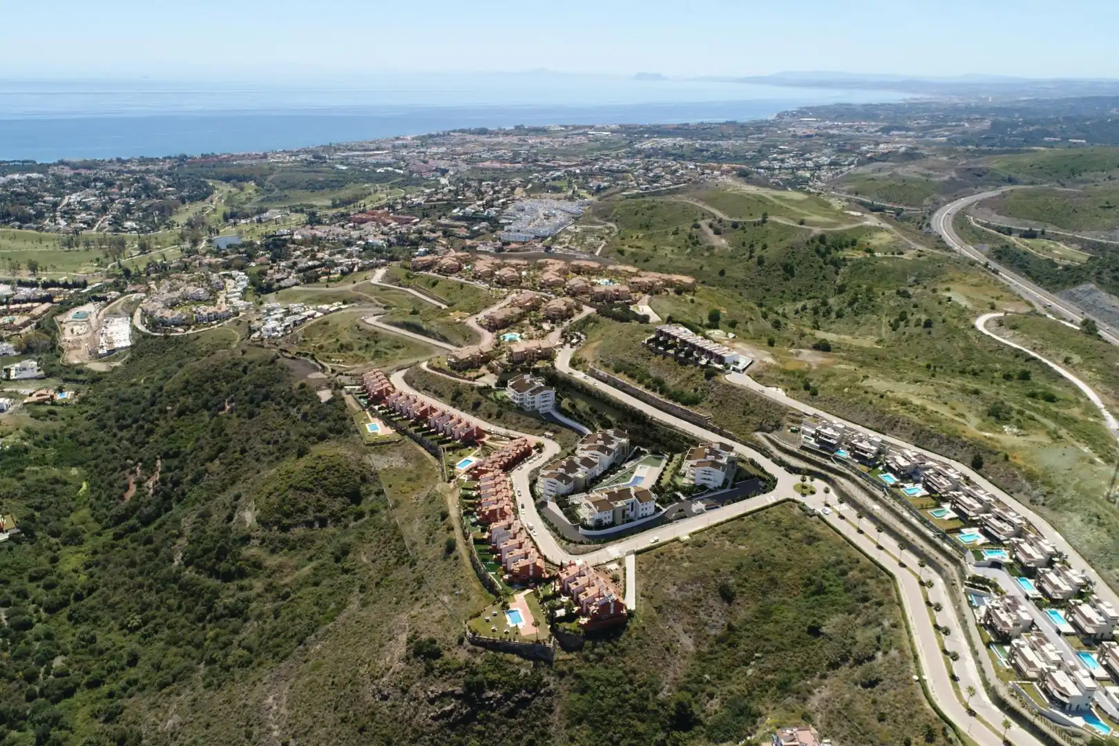 Vista exterior de Àtic en venda en Benahavís amb Aire condicionat, Calefacció i Jardí privat
