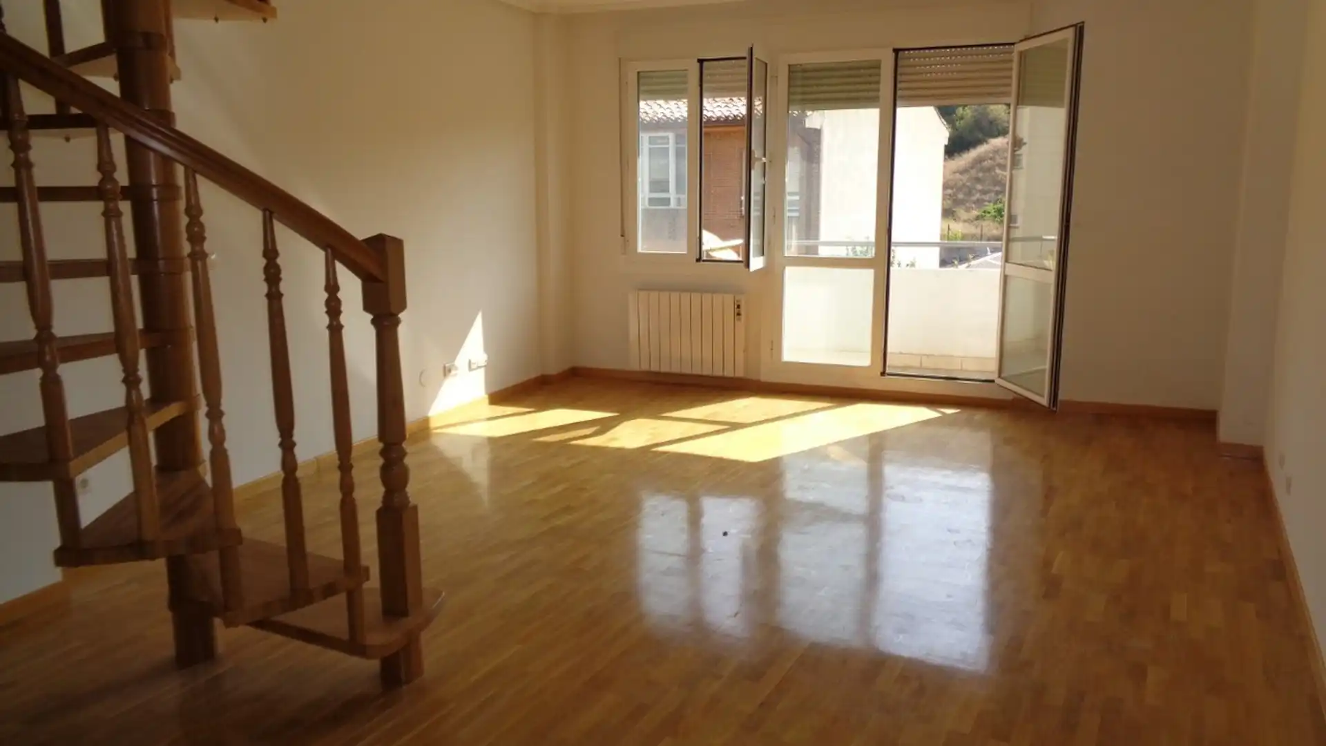 Sala d'estar de Dúplex en venda en Haro amb Calefacció, Terrassa i Traster