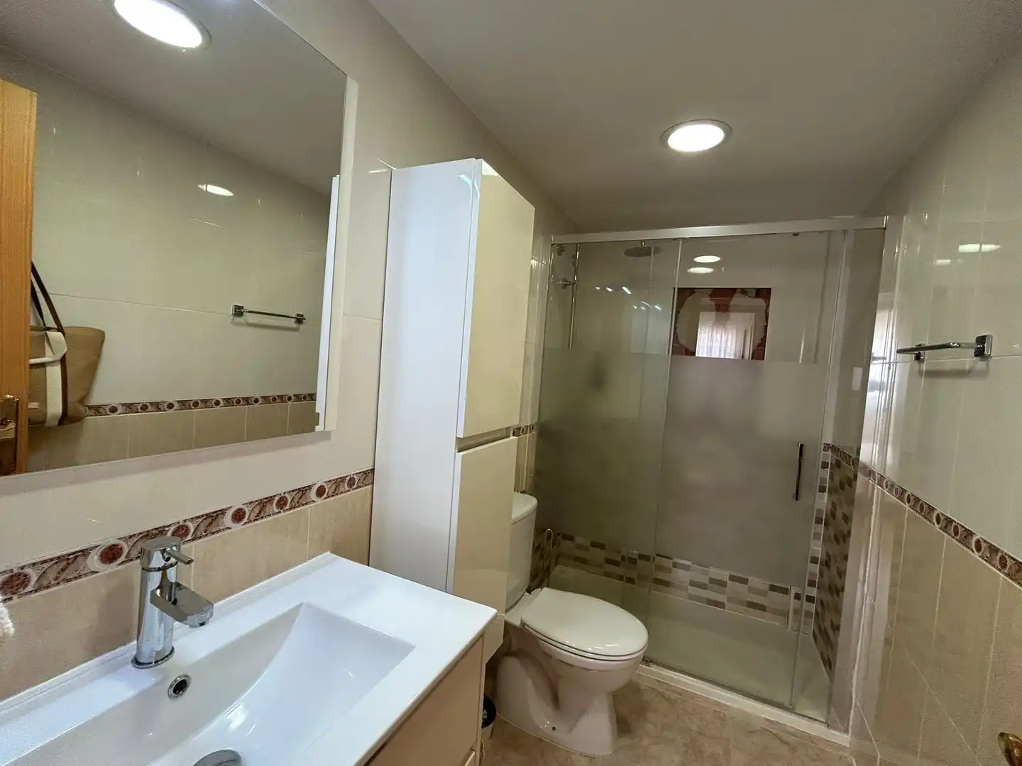 Badezimmer von Einfamilien-Reihenhaus zum Verkauf in Cullera mit Klimaanlage, Terrasse und Möbliert