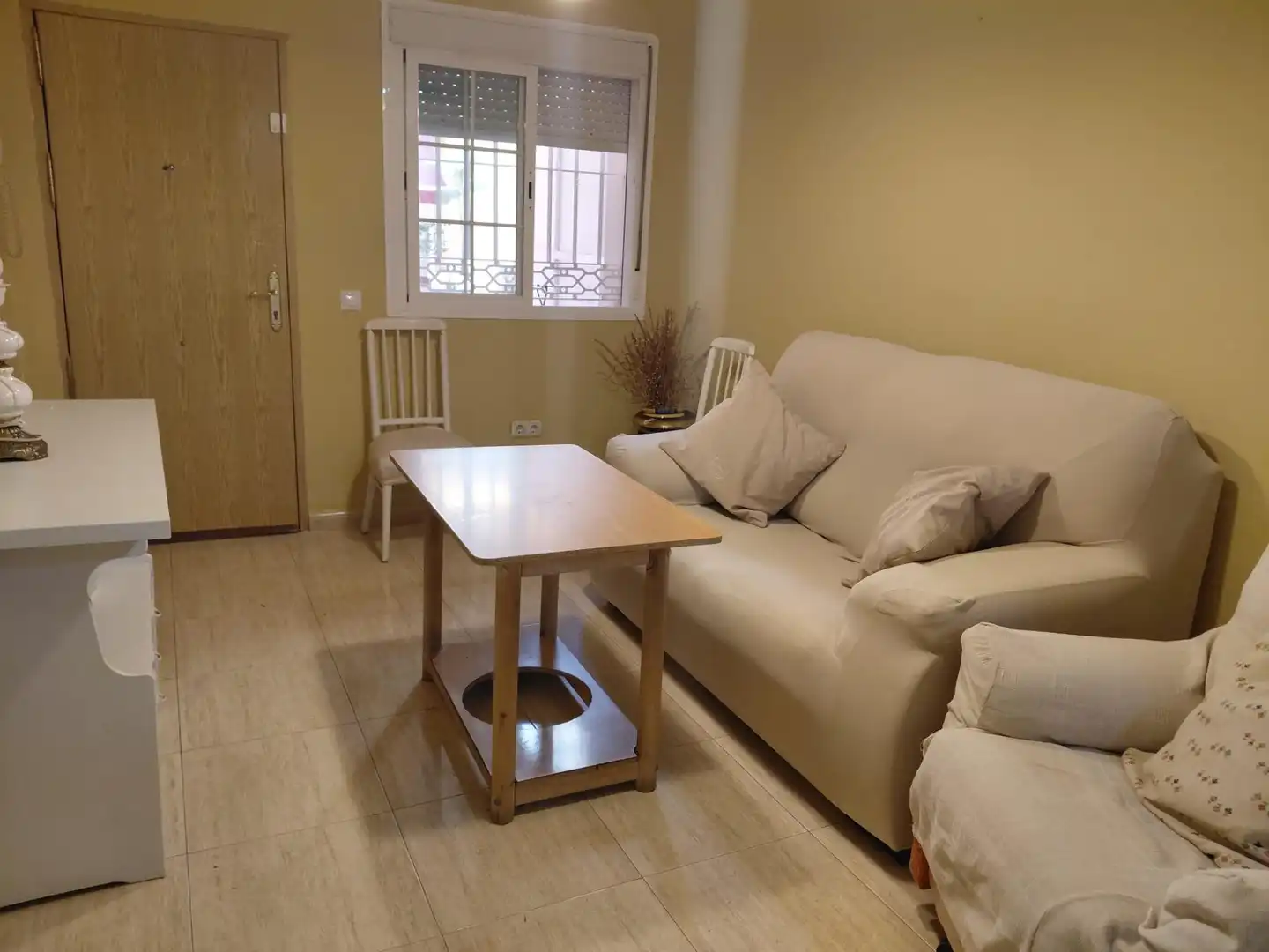 Sala de estar de Piso de alquiler en Camas con Aire acondicionado y Amueblado