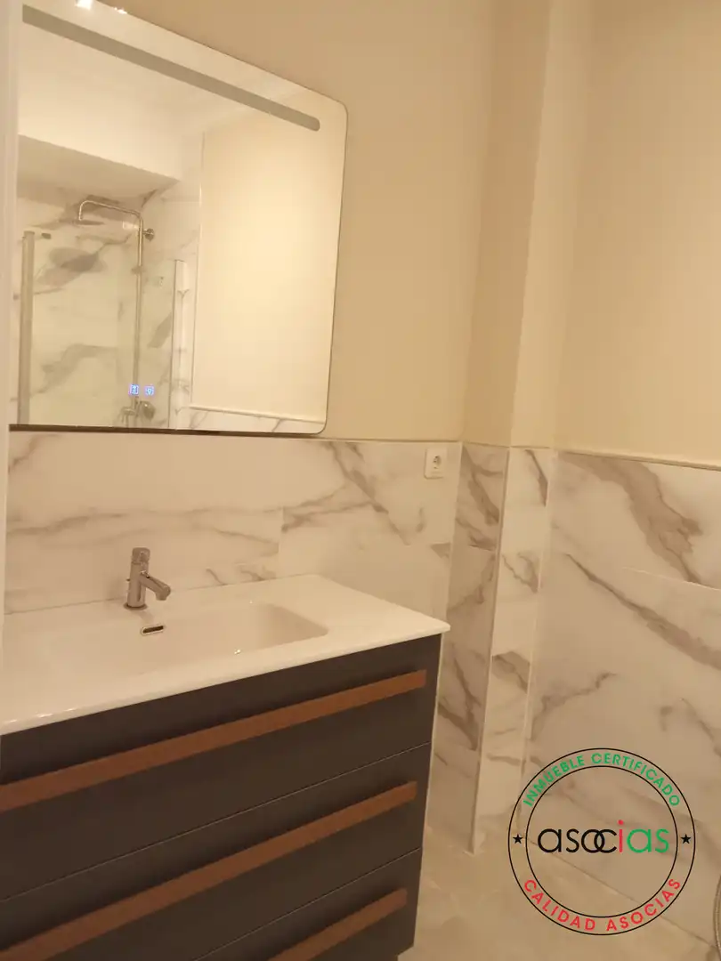 Baño de Piso de alquiler en Gijón  con Jardín privado, Parquet y Terraza