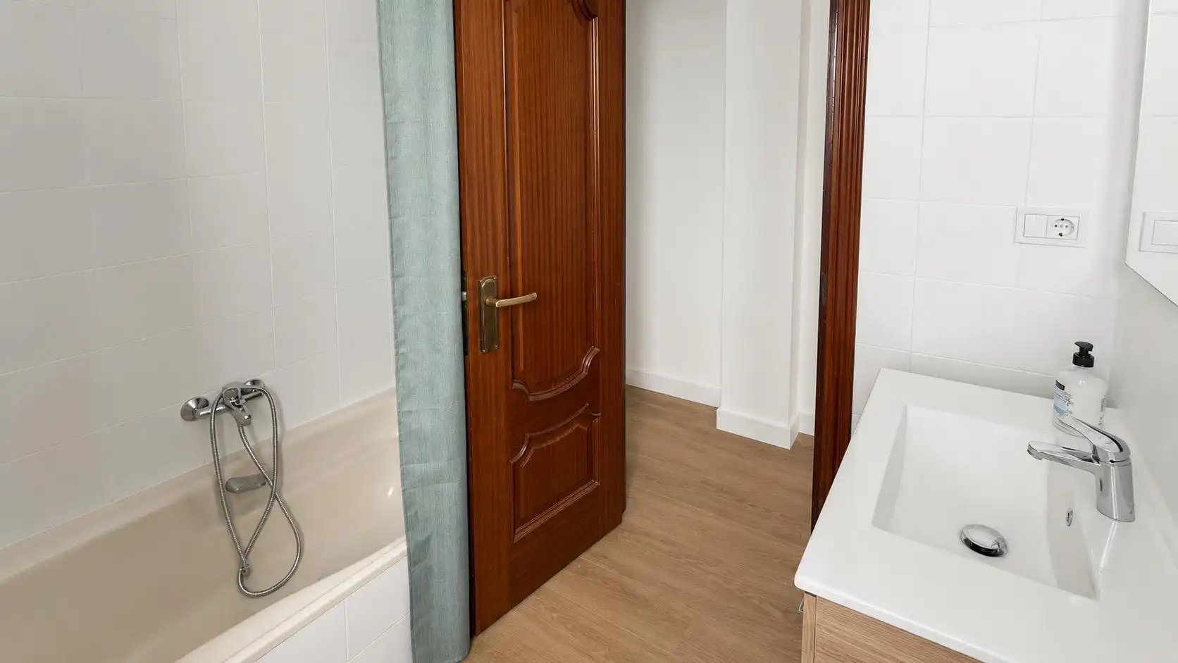 Bathroom of Flat for rent in Valencia  with Air Conditioner, Furnished and Balcony