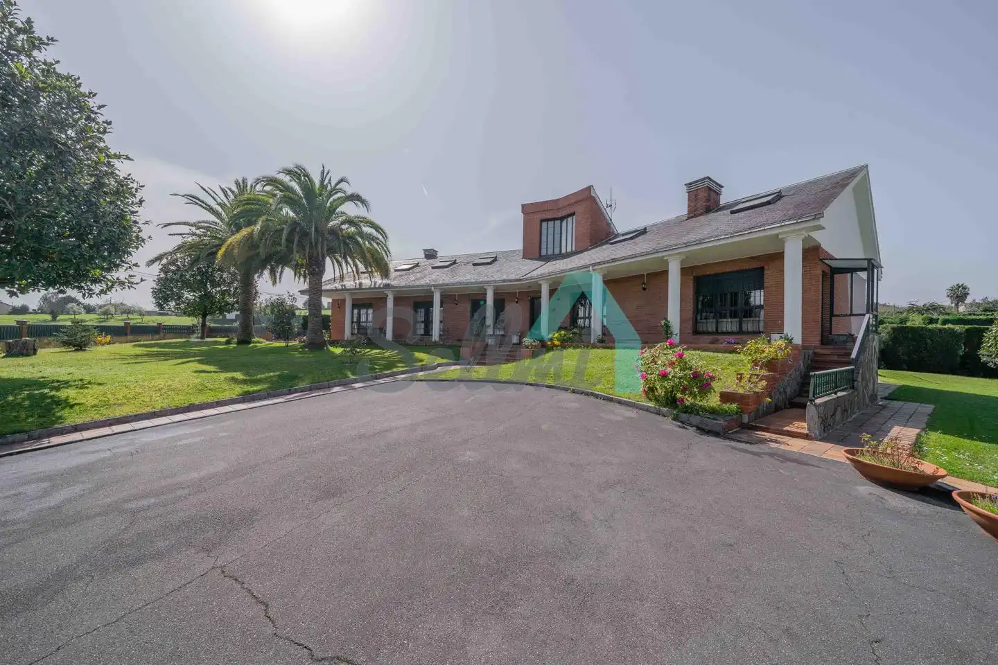 Vista exterior de Casa o xalet en venda en Oviedo  amb Calefacció, Jardí privat i Parquet