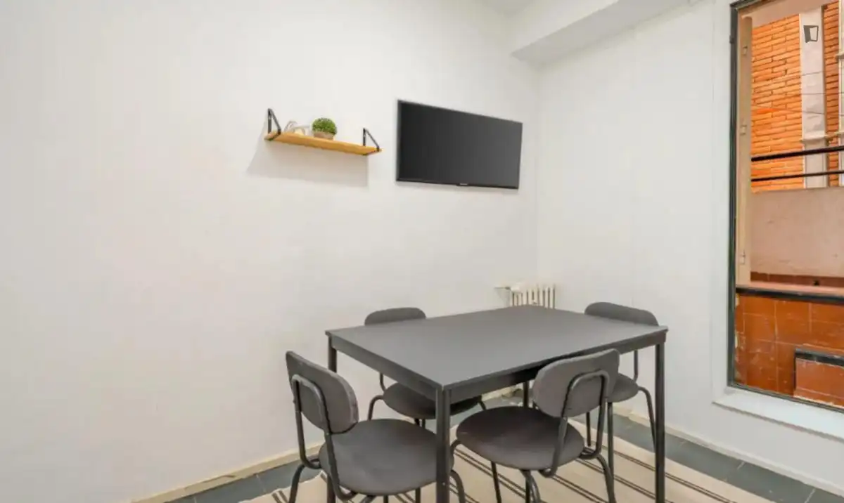 Comedor de Apartamento para compartir en Madrid con Aire acondicionado, Calefacción y Amueblado