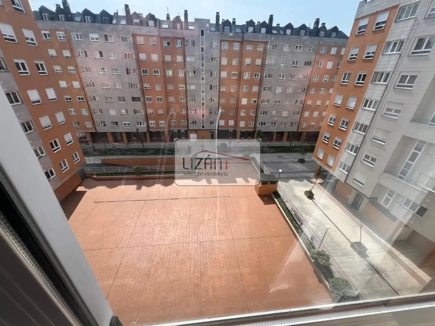 Aparcament de Pis en venda en Oviedo  amb Calefacció i Parquet