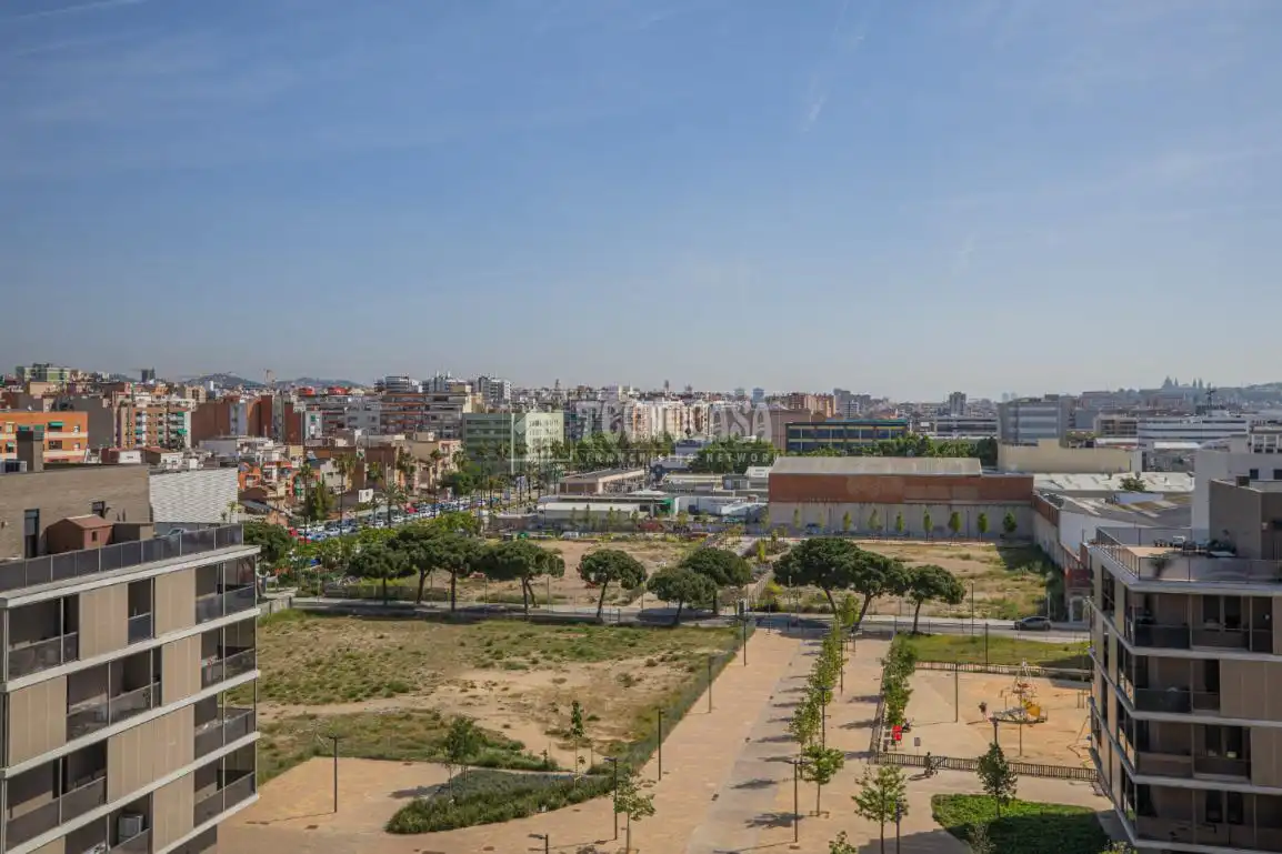 Vista exterior de Piso en venta en L'Hospitalet de Llobregat con Balcón