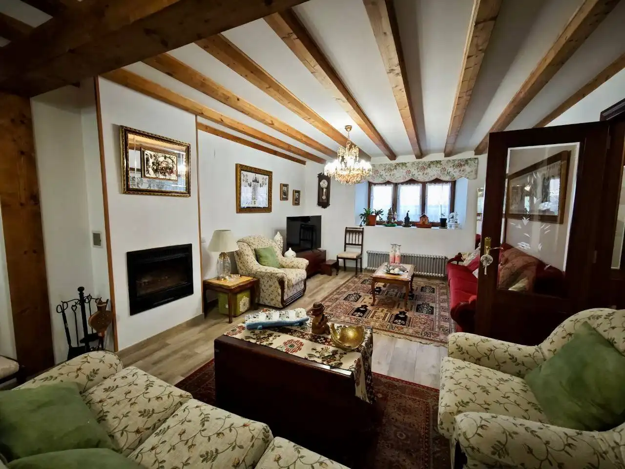 Sala d'estar de Casa adosada en venda en Rebolledo de la Torre amb Calefacció, Parquet i Moblat