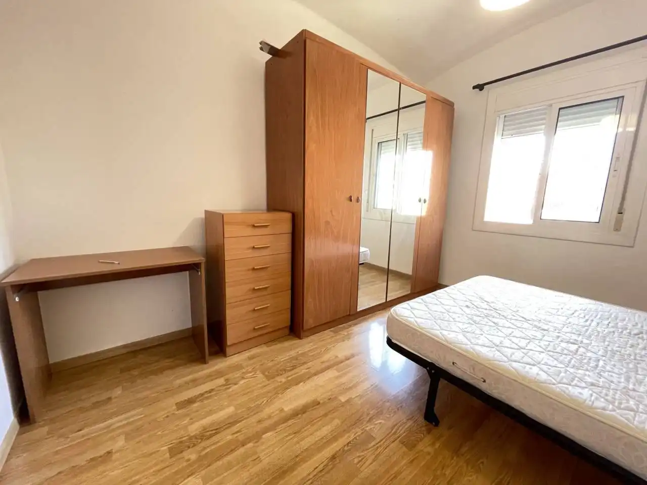 Dormitori de Pis en venda en Barcelona amb Parquet i Moblat