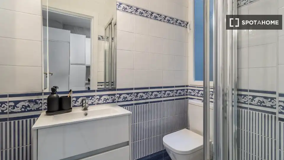 Bany de Apartament per a compartir en Madrid amb Aire condicionat, Terrassa i Moblat