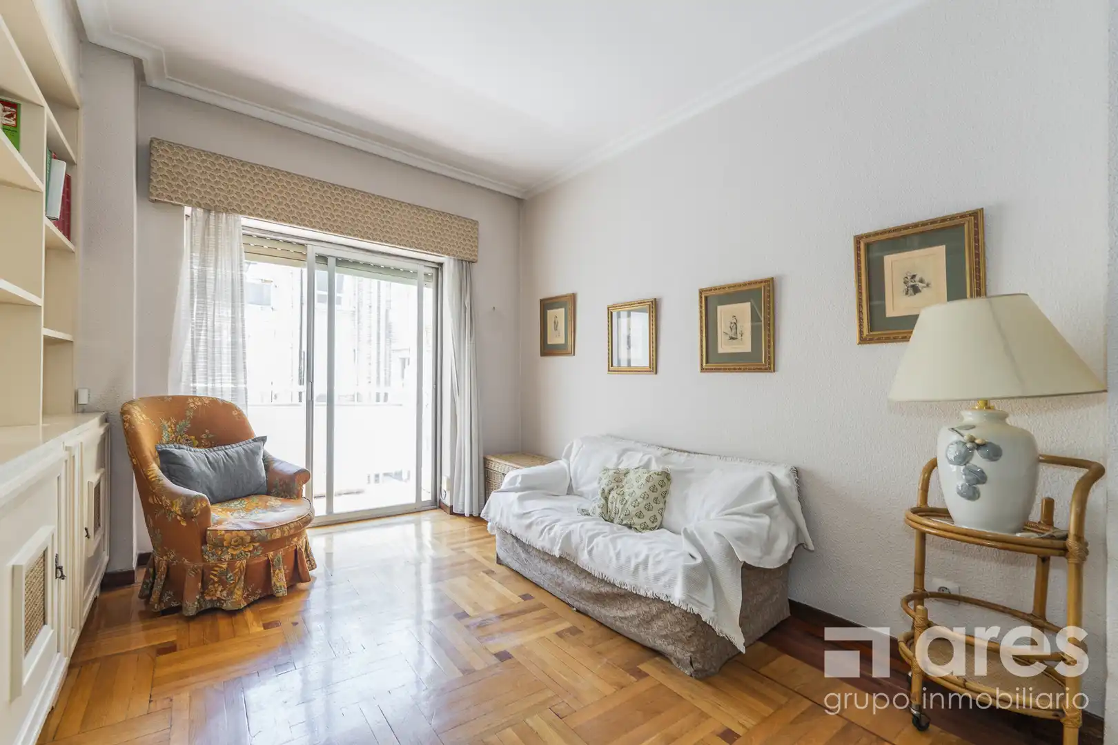 Außenansicht von Wohnung zum Verkauf in Madrid mit Heizung