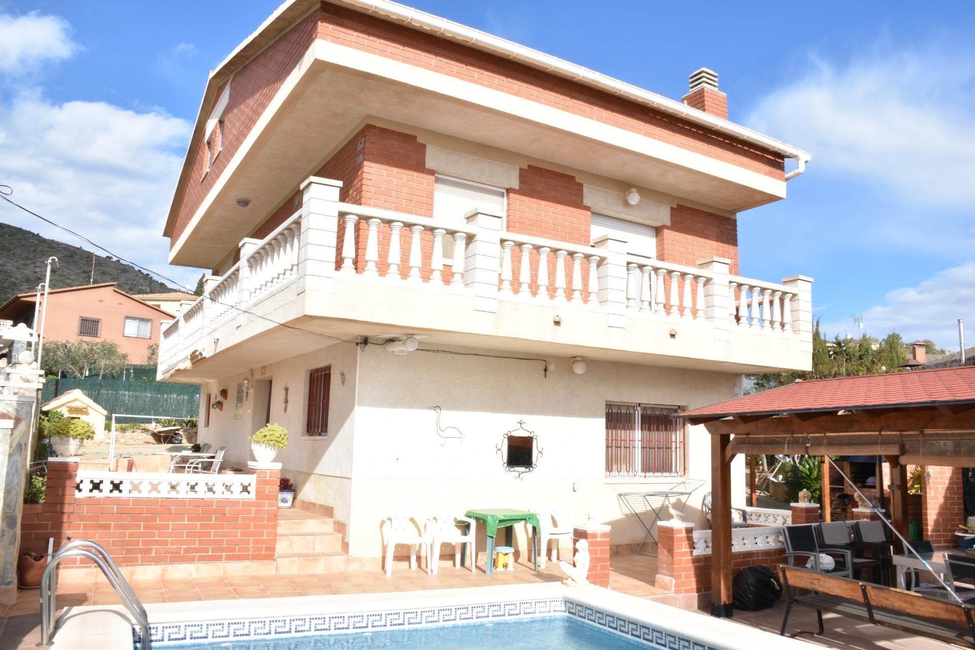 Vista exterior de Casa o xalet en venda en La Bisbal del Penedès amb Jardí privat, Terrassa i Traster