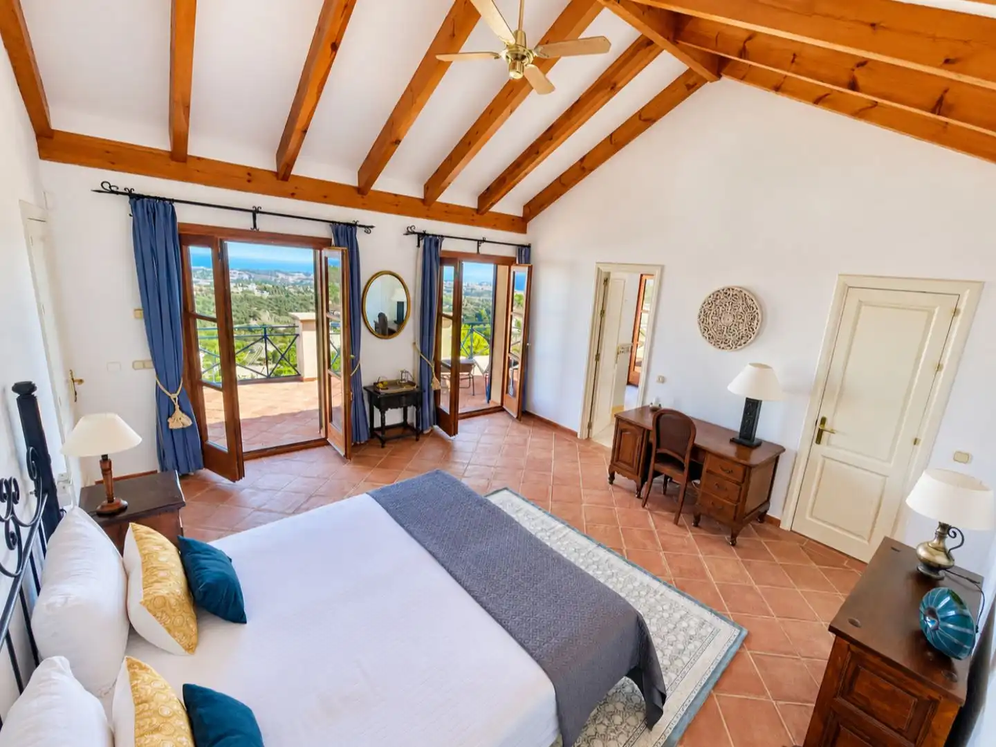 Bedroom of Houses for sale in Benahavís  with Air Conditioner, Swimming Pool and Balcony