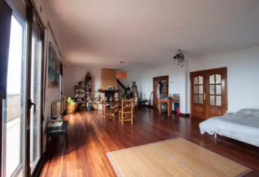 Sala d'estar de Casa adosada en venda en Donostia - San Sebastián  amb Jardí privat i Terrassa