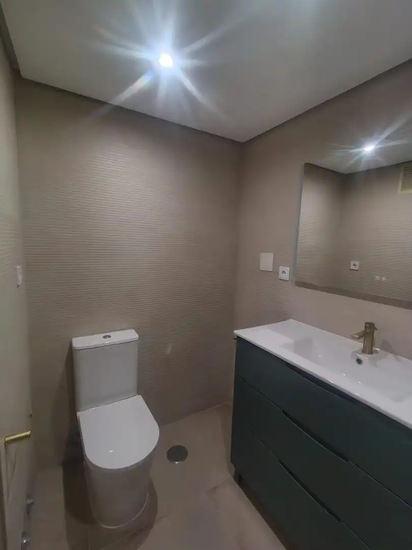 Bathroom of Flat for rent in Valladolid  with Air Conditioner, Heating and Parquet flooring