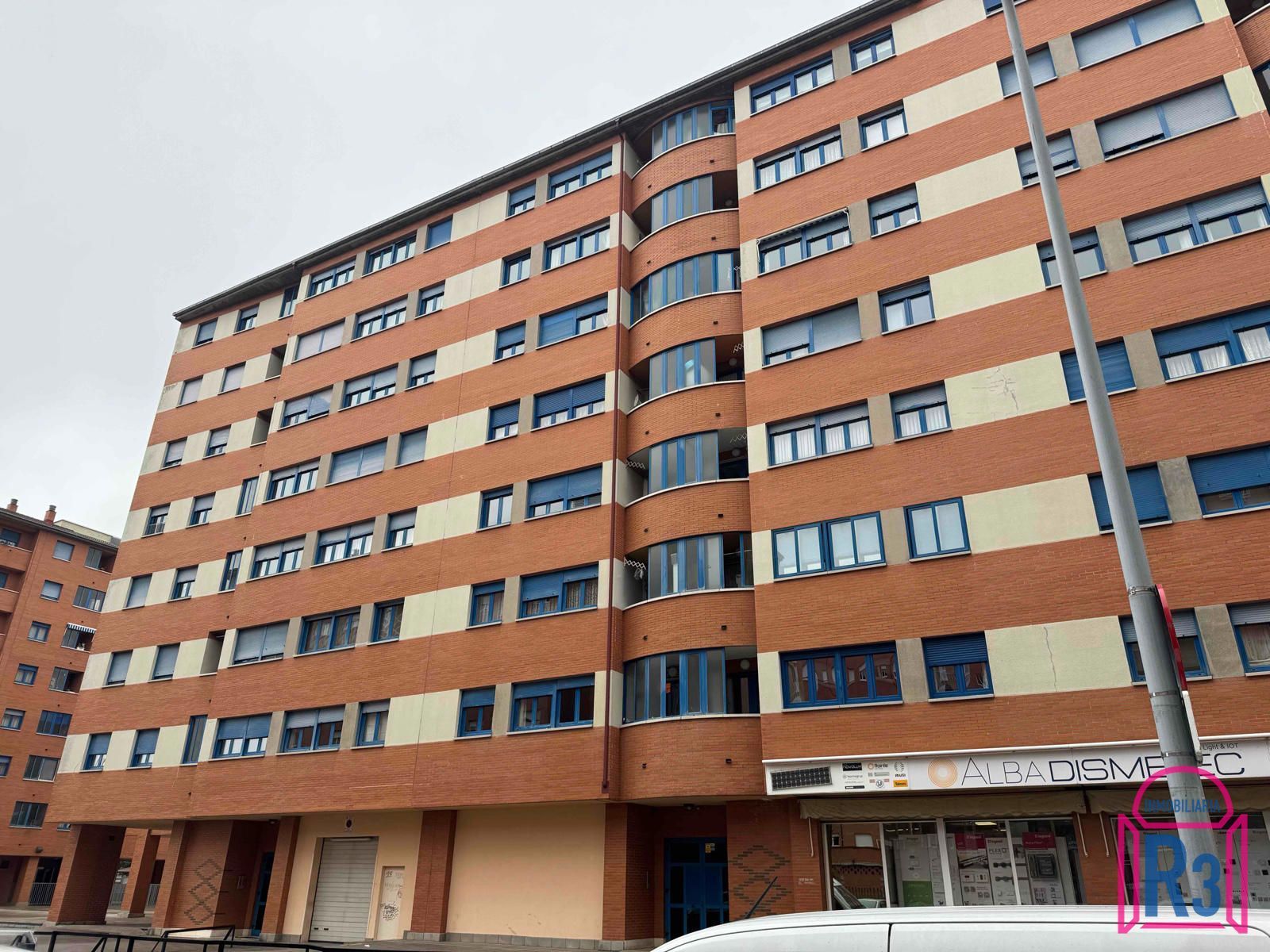 Vista exterior de Pis en venda en León Capital  amb Calefacció, Terrassa i Traster