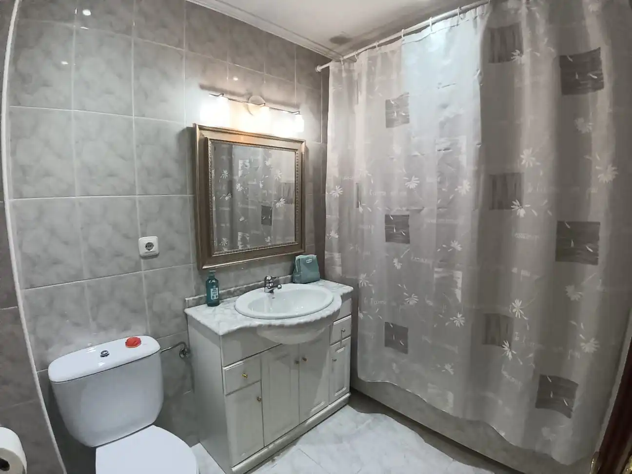 Bathroom of Flat for sale in Colindres  with Terrace and Balcony