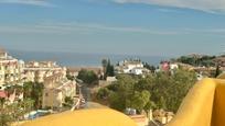 Vista exterior de Àtic en venda en Fuengirola amb Aire condicionat, Calefacció i Piscina