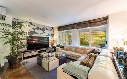 Sala d'estar de Planta baixa en venda en Pozuelo de Alarcón amb Aire condicionat, Terrassa i Piscina