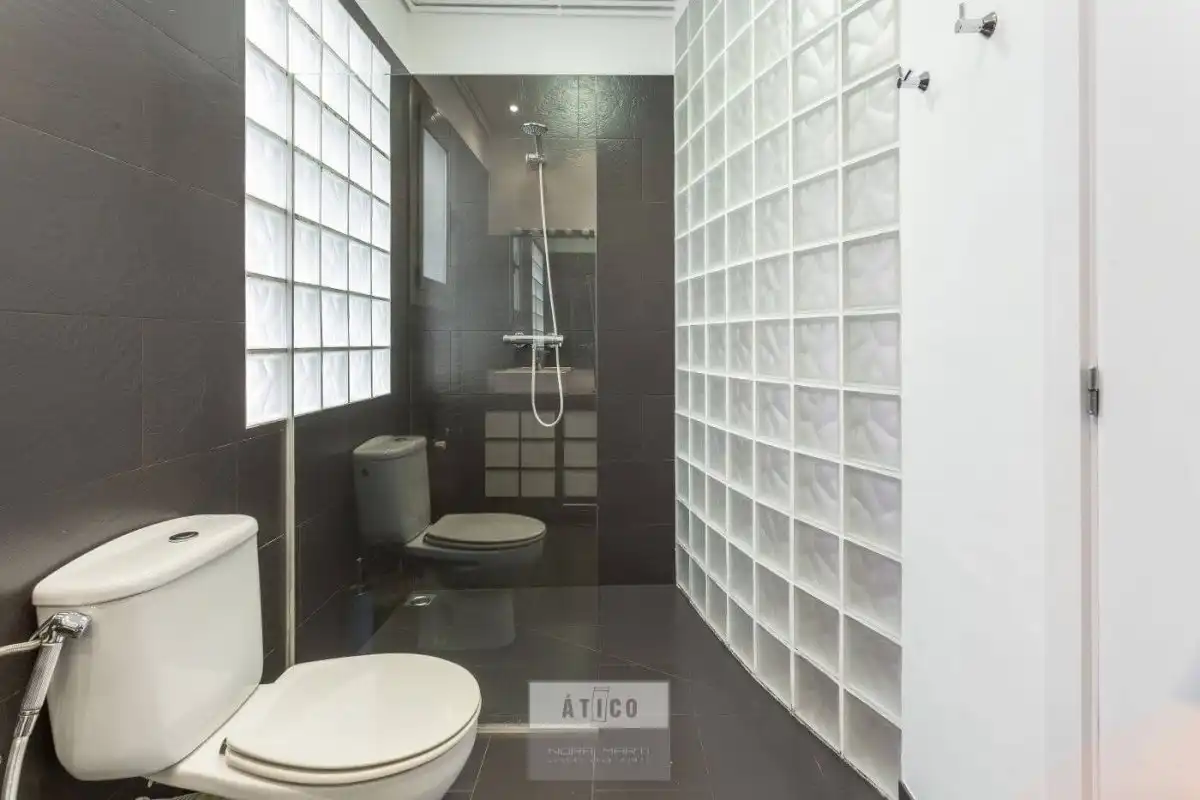 Bathroom of Flat for rent in Barcelona  with Air Conditioner, Heating and Parquet flooring