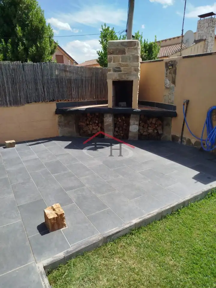 Terrassa de Casa o xalet en venda en Villadangos del Páramo amb Calefacció, Jardí privat i Piscina