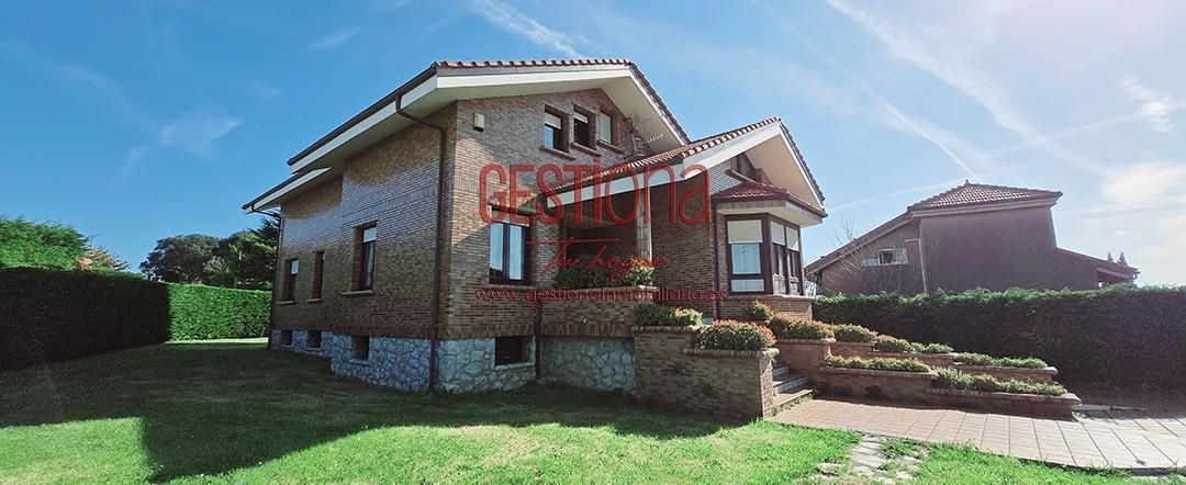 Vista exterior de Casa o xalet en venda en Marina de Cudeyo amb Calefacció, Jardí privat i Terrassa