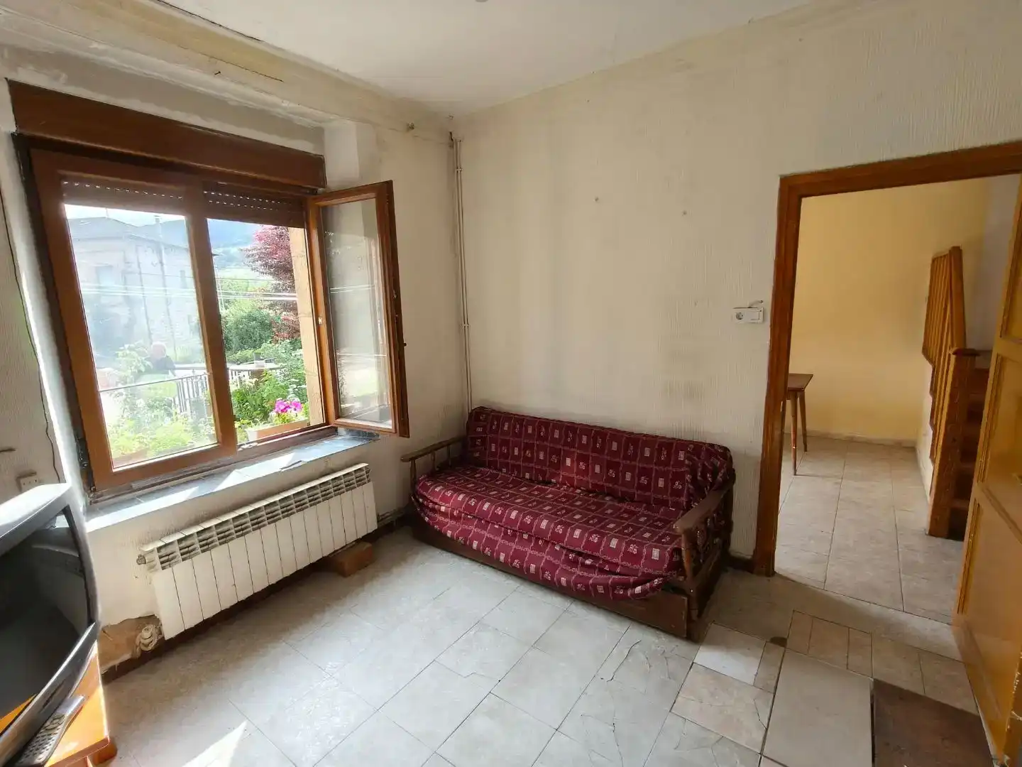 Sala d'estar de Planta baixa en venda en Canicosa de la Sierra amb Parquet i Moblat
