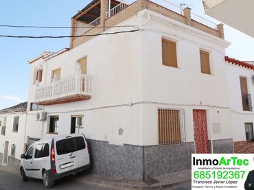 House with balcony for sale in Calle Cuadrada 11