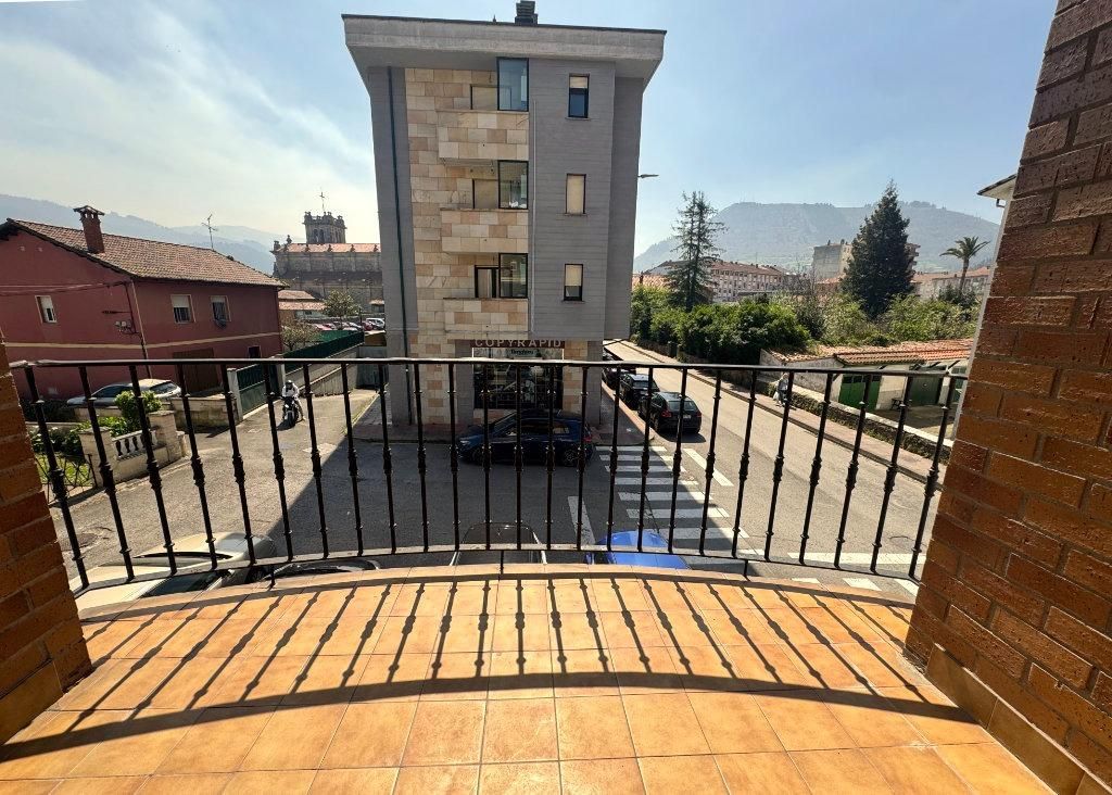 Vista exterior de Pis en venda en Los Corrales de Buelna  amb Calefacció, Jardí privat i Terrassa