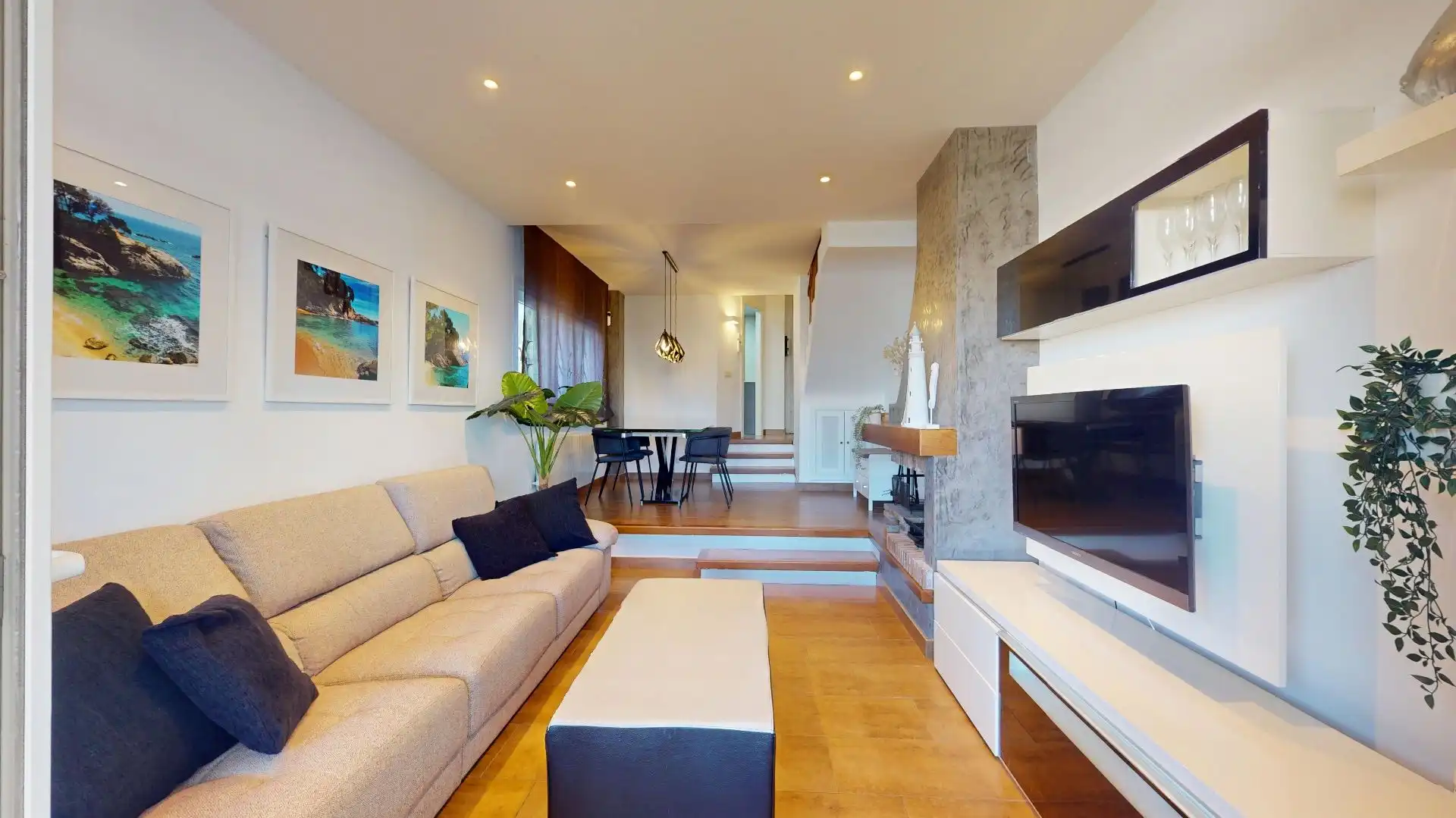 Sala de estar de Casa adosada en venta en Castell d'Aro, Platja d'Aro i s'Agaró con Aire acondicionado, Calefacción y Jardín privado