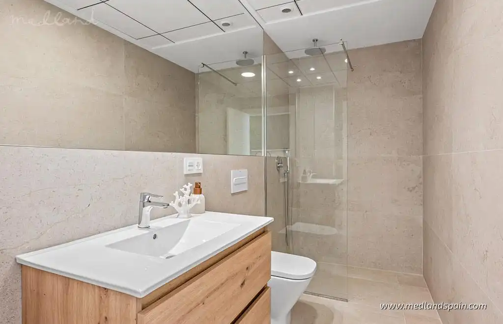 Bany de Apartament en venda en Los Alcázares amb Terrassa, Traster i Piscina comunitària