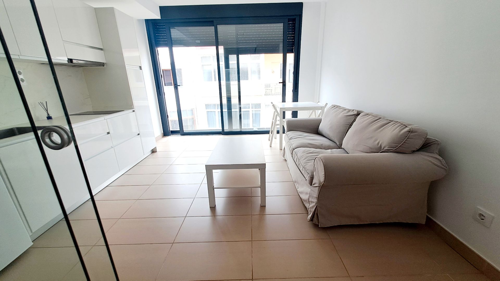 Sala d'estar de Estudi de lloguer en Las Palmas de Gran Canaria amb Traster, Moblat i Microones