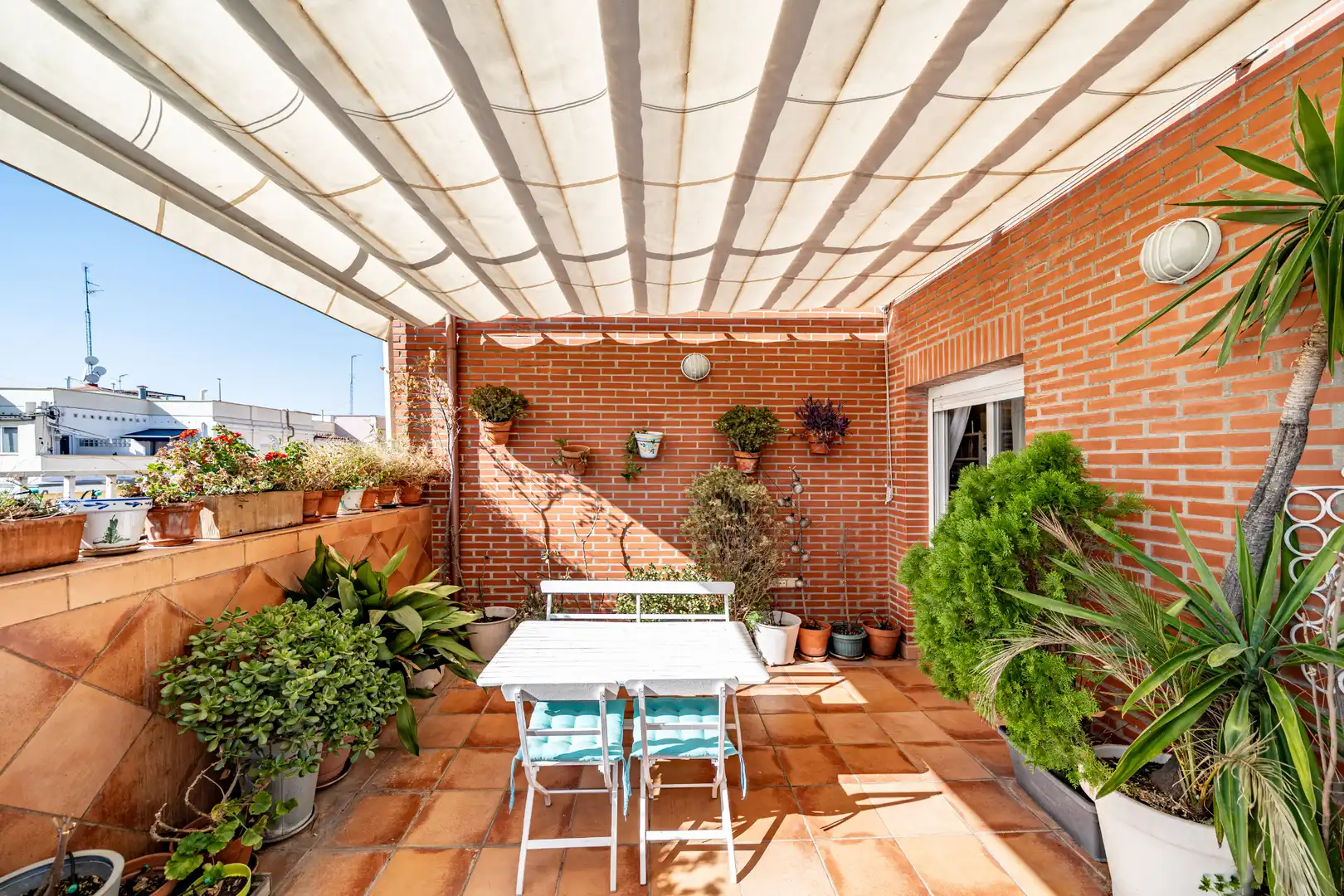 Penthouse with lift for sale in Calle de Guzmán el Bueno 38