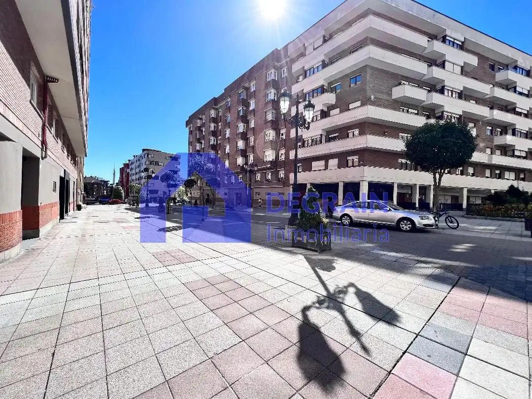 Vista exterior de Oficina en venta en Oviedo  con Calefacción