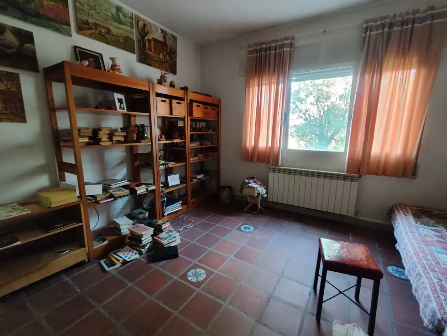 Sala d'estar de Casa o xalet en venda en Sevilla la Nueva amb Calefacció, Jardí privat i Terrassa