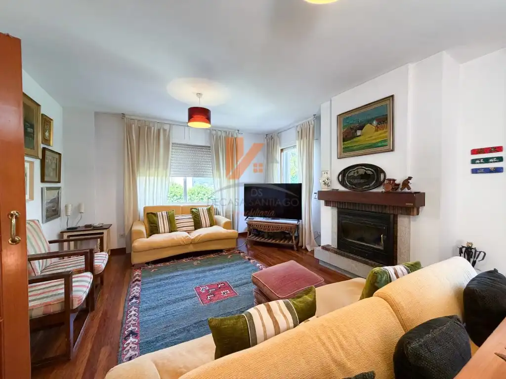 Sala de estar de Casa adosada en venta en Brión con Jardín privado, Trastero y Horno
