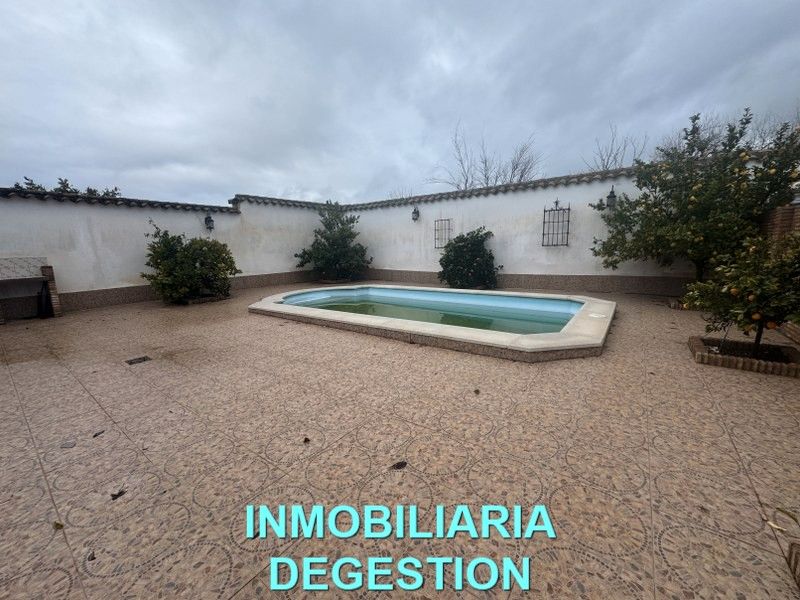 Piscina de Casa adosada en venda en Guarromán amb Aire condicionat, Calefacció i Jardí privat