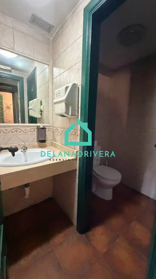 Bany de Local en venda en Alcalá de Henares amb Aire condicionat, Calefacció i Terrassa