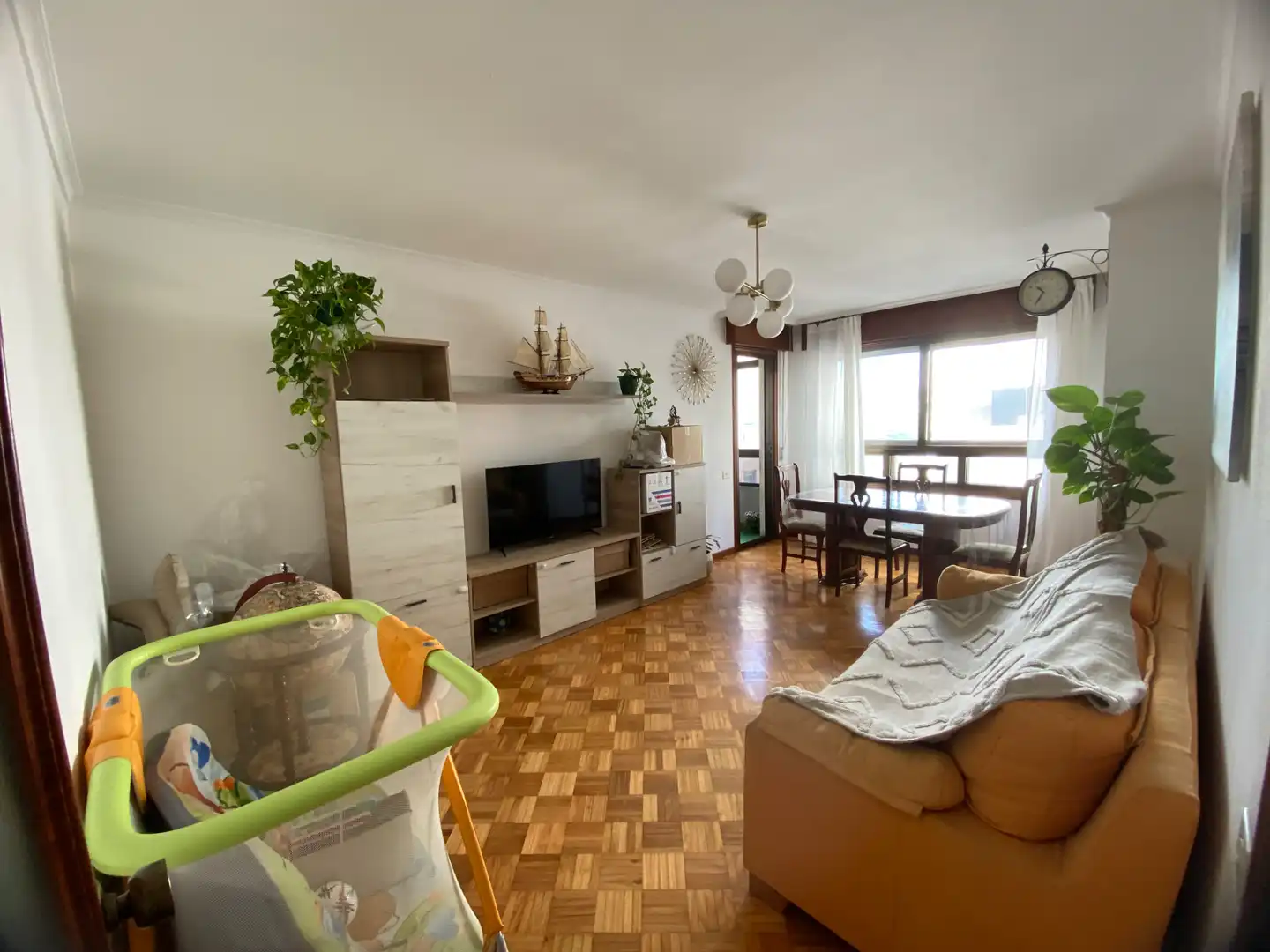 Sala d'estar de Pis en venda en Vigo  amb Calefacció, Parquet i Terrassa