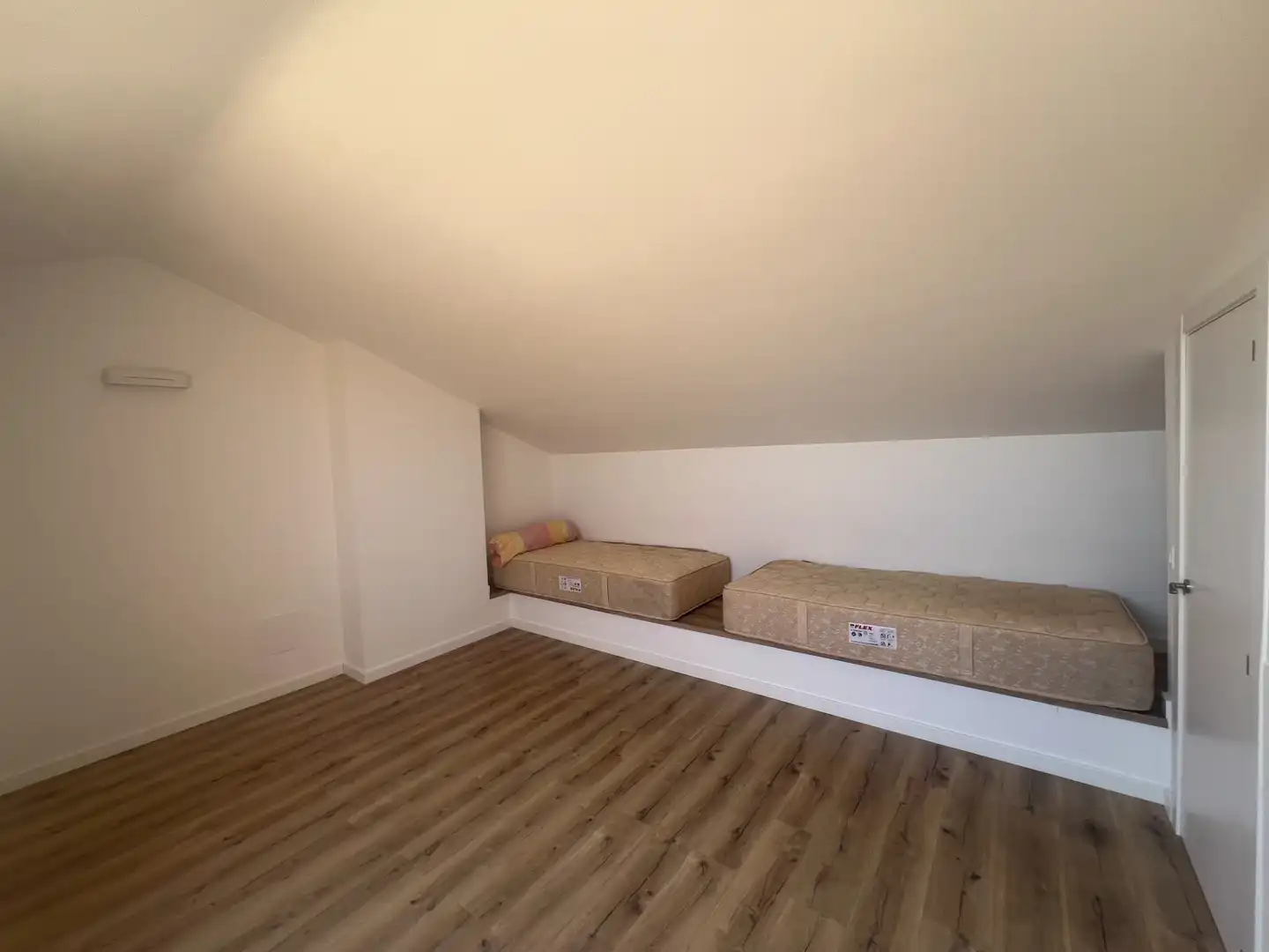 Schlafzimmer von Einfamilien-Reihenhaus zum Verkauf in Castellbisbal mit Heizung, Privatgarten und Parkett