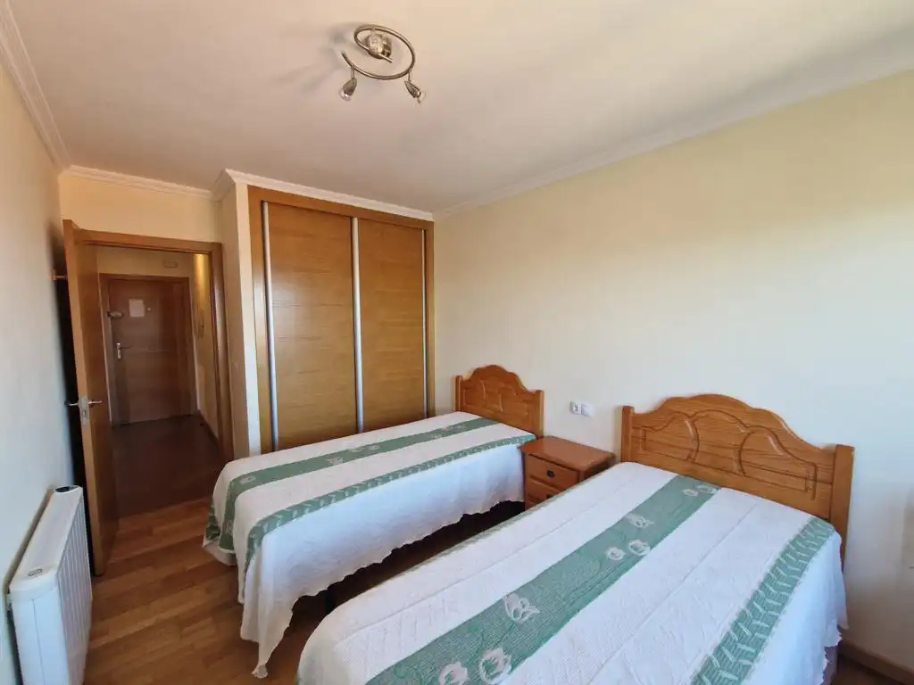 Dormitori de Apartament en venda en Boiro amb Calefacció, Parquet i Terrassa