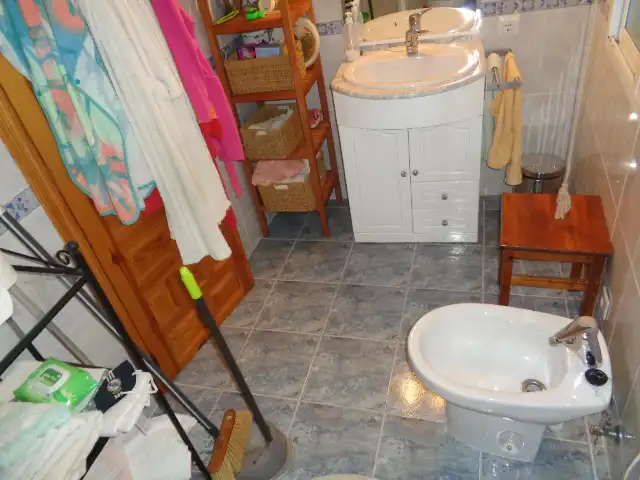 Baño de Casa o chalet en venta en Navamorcuende con Aire acondicionado, Jardín privado y Trastero