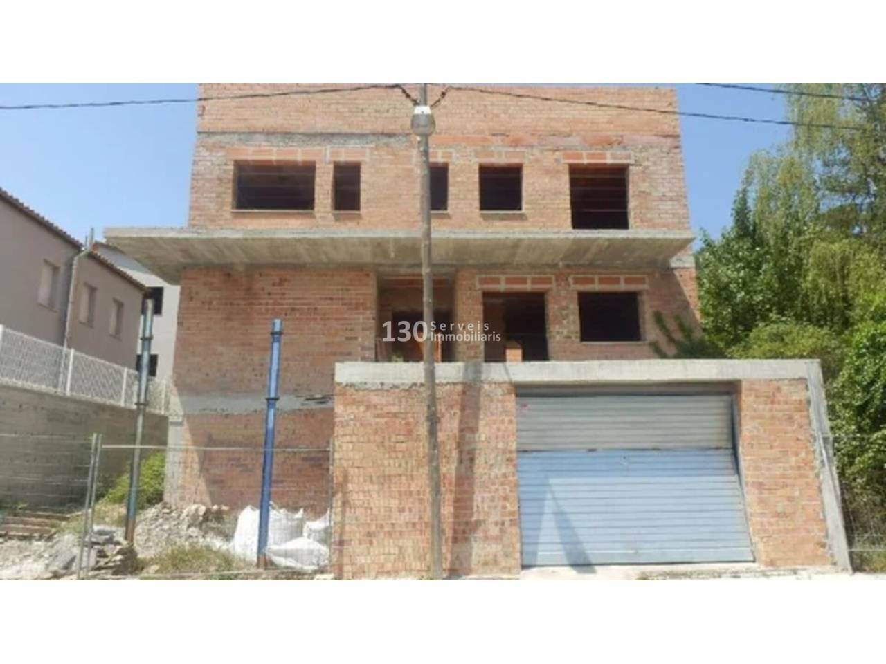 Exterior view of Building for sale in Pontons
