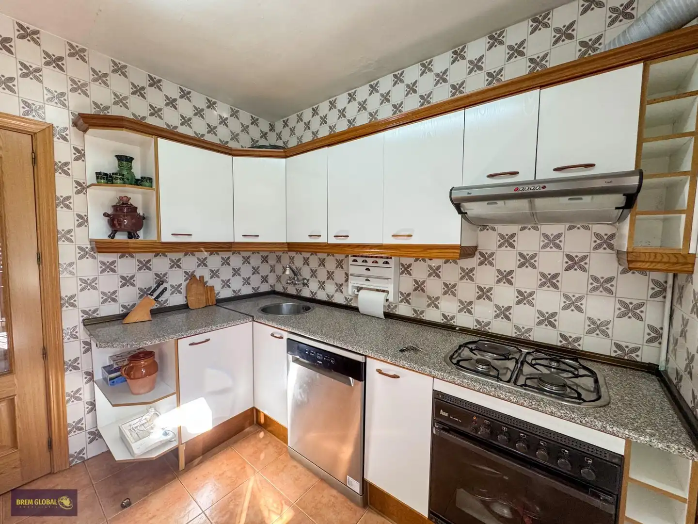 Cuina de Casa o xalet en venda en La Cabrera amb Jardí privat, Terrassa i Traster