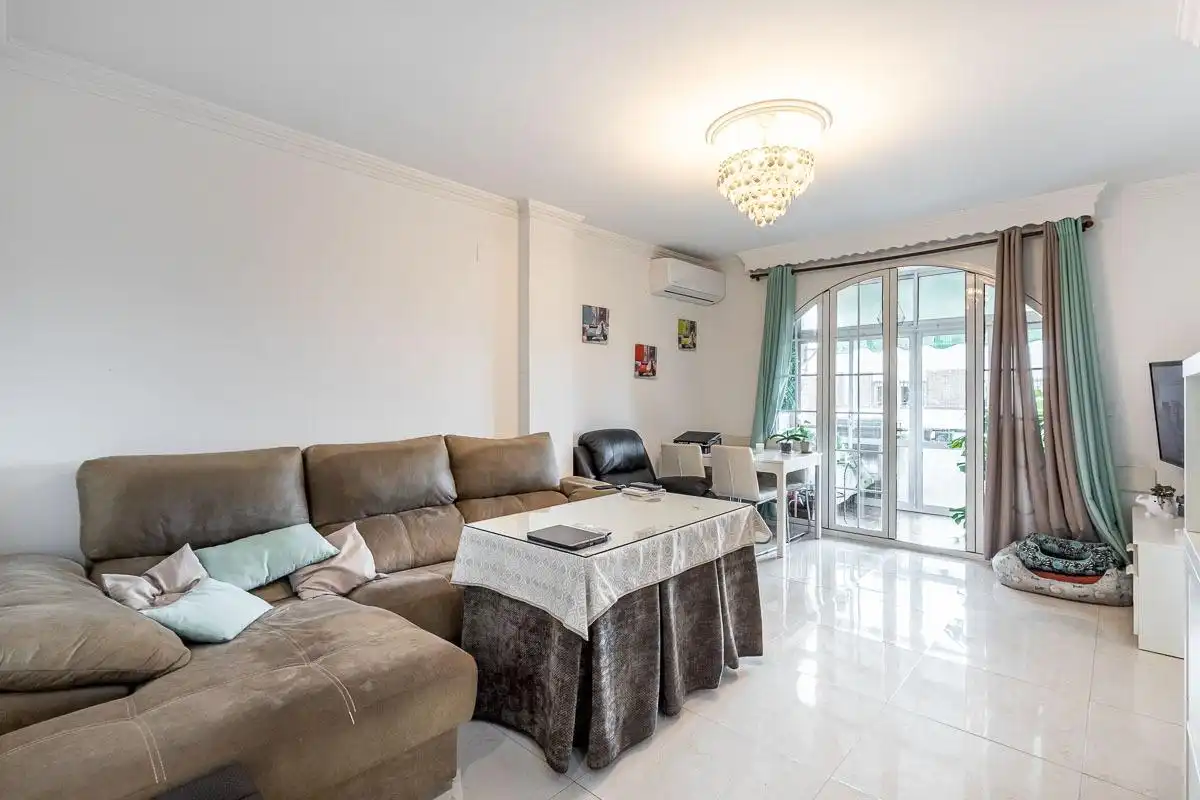 Living room of Flat for sale in Granada  with Air Conditioner and Terrace