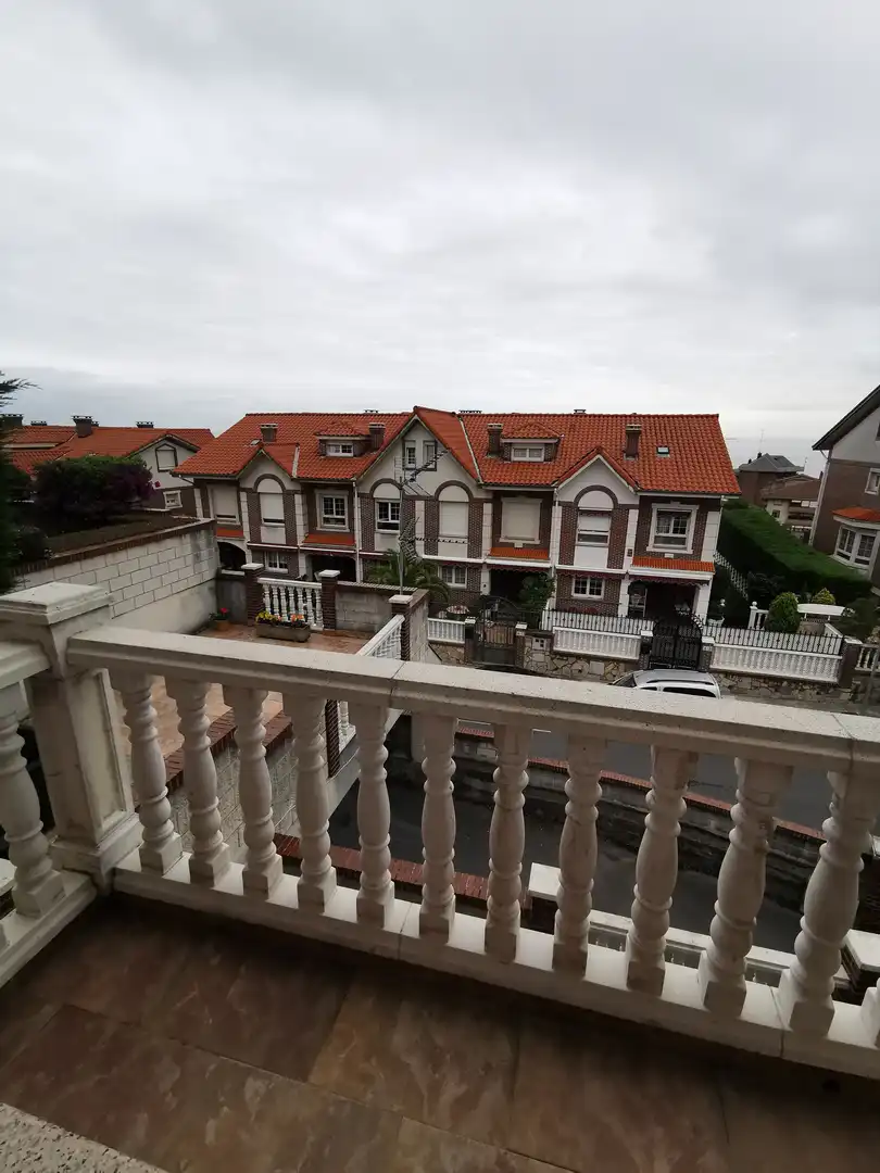 Vista exterior de Casa o xalet en venda en Castro-Urdiales amb Calefacció, Jardí privat i Terrassa