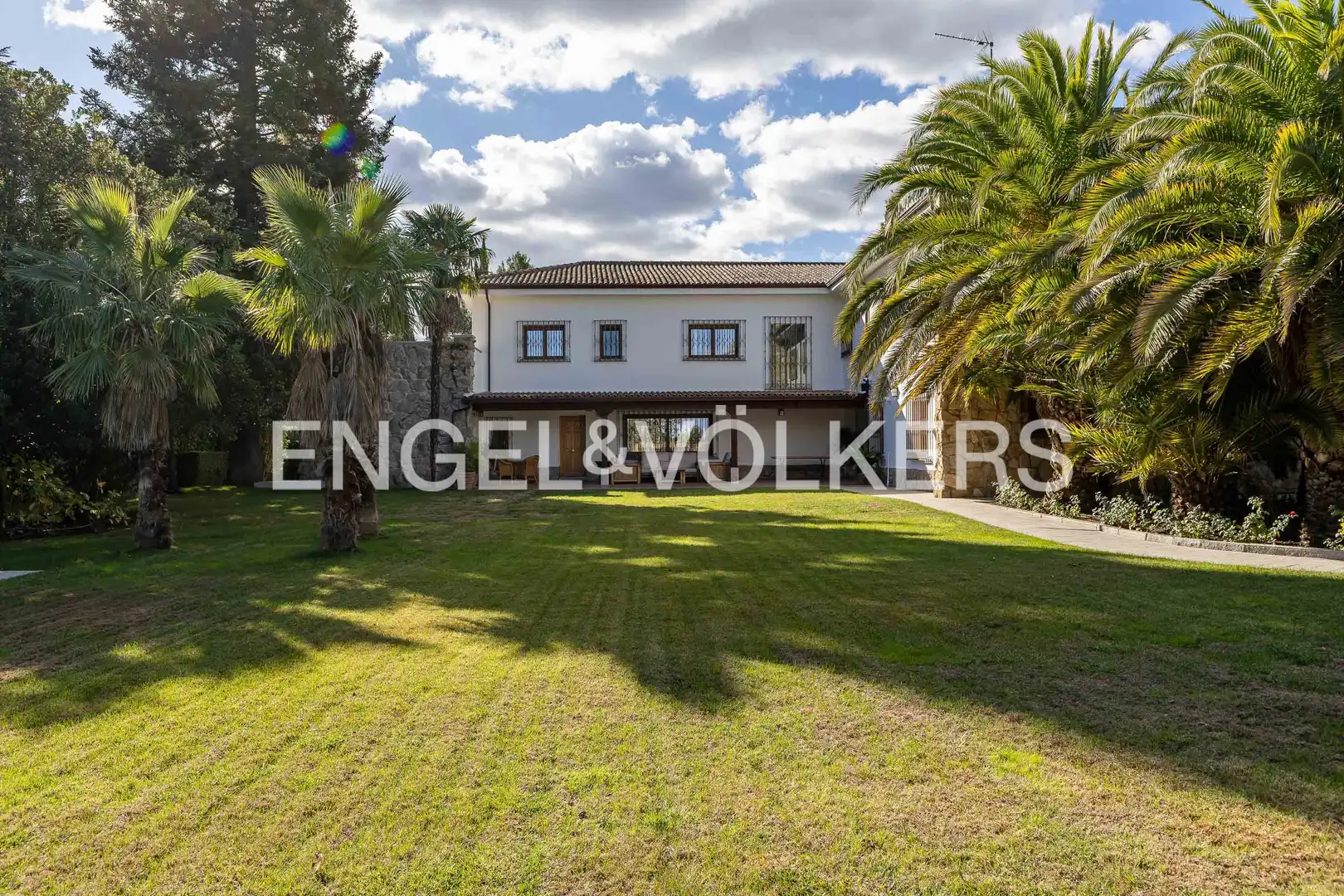 Vista exterior de Casa o xalet de lloguer en Madrid amb Aire condicionat, Calefacció i Jardí privat