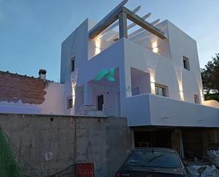 Vista exterior de Casa o xalet de lloguer en Punta Umbría amb Aire condicionat, Terrassa i Piscina