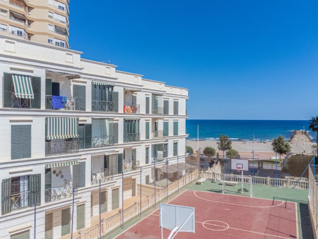 Dormitori de Apartament en venda en El Campello amb Aire condicionat i Terrassa